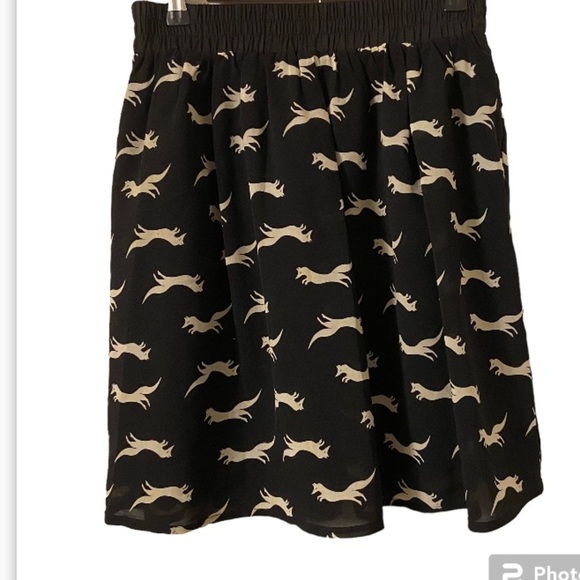 Kling Black Lined Elastic Waist Pull On Running Foxes Pattern Skirt - Picture 2 of 4